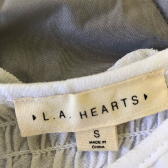 Cute white ruffle tank top - Picture 3 of 3